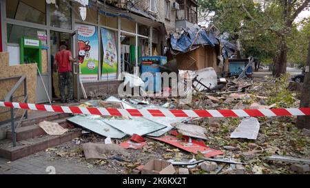 Un edificio di appartamenti è distrutto dopo uno sciopero missilistico. Foto Stock