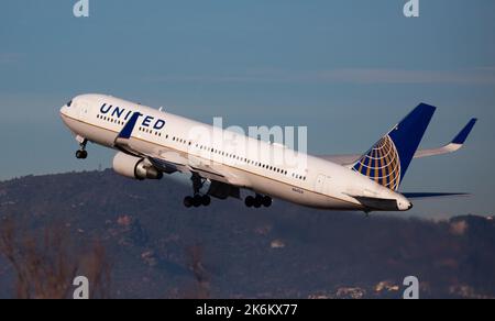 United Airlines Boeing 767-322(ER) N641UA decollo dall'aeroporto di Barcellona Foto Stock