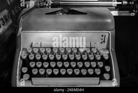 Vista di un'antica macchina da scrivere manuale Underwood. Primo piano di una macchina da scrivere vintage bianca e arrugginita. Dettaglio della tastiera di una macchina da scrivere. Nessuno, sfocato Foto Stock