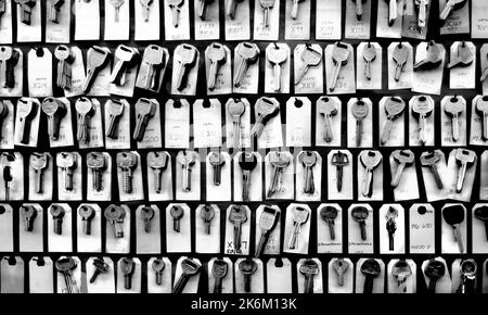 Una varietà di chiavi di automobili in un negozio di chiavi e fabbri a Santa Fe, New Mexico. Foto Stock