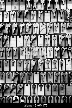 Una varietà di chiavi di automobili in un negozio di chiavi e fabbri a Santa Fe, New Mexico. Foto Stock