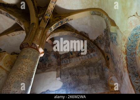 Interno dell'Eremo di San Baudelio de Berlanga con resti di antichi affreschi Foto Stock