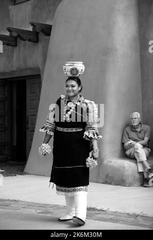 I membri nativi americani degli Zuni Olla Maidens dello Zuni Pueblo vicino a Gallup, New Mexico, si esibiscono in un evento pubblico a Santa Fe, New Mexico. Foto Stock