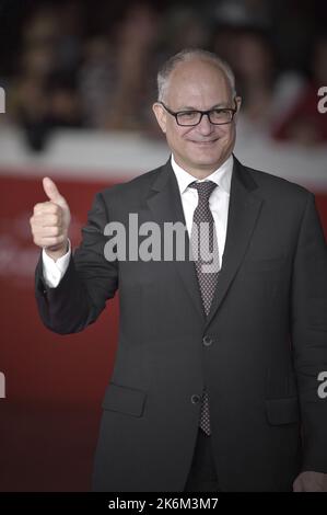 Roma, Italia. 13th Ott 2022. Il sindaco di Roma Roberto Gualtieri arriva sul tappeto rosso per la prima di 'il Colibrì' in occasione del 17th° Festival del Cinema di Roma presso l'Auditorium Parco della Musica di Roma, in Italia, giovedì 13 ottobre 2022. Photo Rocco spaziani/UPI Credit: UPI/Alamy Live News Foto Stock