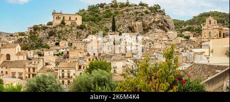 SCICLI, Italia: 09-18-2022: Paesaggio aereo molto ampio di Scicli con splendidi edifici storici in stile barocco Foto Stock