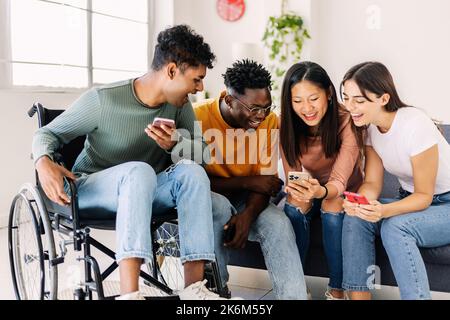 Gruppo di adolescenti che utilizzano lo smartphone insieme a casa Foto Stock