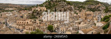 SCICLI, Italia: 09-18-2022: Paesaggio aereo molto ampio di Scicli con splendidi edifici storici in stile barocco Foto Stock