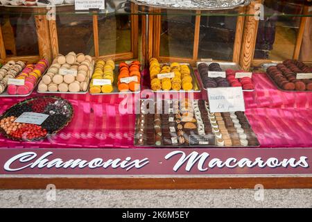 Primo piano della vetrina di una pasticceria con tipici maraconi francesi, Chamonix, alta Savoia, Francia Foto Stock