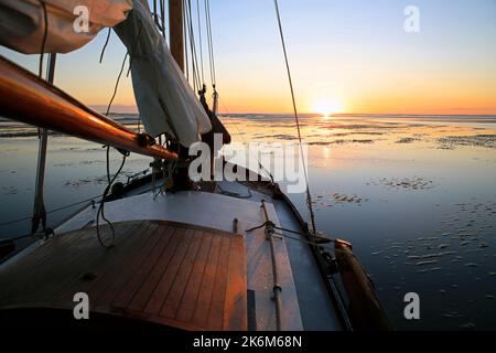 Una classica barca a vela adagiata sulle maree del Mare di Wadden, Olanda Foto Stock