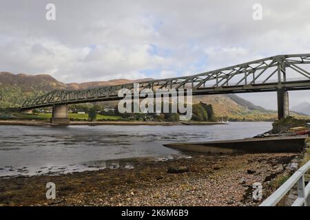 Ballachulish Bridge su Patricks si restringe dove Loch Leven incontra Loch Linhe sulla A82 tra Glencoe e Fort William Scozia Ottobre 2022 Foto Stock