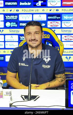 Verona, Italia. 14th Ott 2022. Salvatore Bocchetti Capo allenatore di Hellas Verona FC durante la presentazione del nuovo Capo allenatore di Hellas Verona, Salvatore Bocchetti. Serie A Tim 2022-23 Hellas sede di Verona, Verona, Italia, il 14 ottobre 2022. Credit: Independent Photo Agency/Alamy Live News Foto Stock