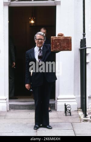 12 giugno 1979, Londra, Inghilterra, Regno Unito: Sir GEOFFREY HOWE presenta il primo bilancio della nuova amministrazione conservatrice. Con la vittoria dei conservatori alle elezioni generali del 1979, il politico britannico divenne Cancelliere dello scacchiere dal 1979 al 1983. Il suo mandato è stato caratterizzato da un ambizioso programma di politiche radicali volte a ripristinare le finanze pubbliche, ridurre l'inflazione e liberalizzare l'economia. Howe, inoltre, è stato vice primo ministro dal 1989 al 1990 sotto il primo ministro Margaret Thatcher. (Credit Image: © Keystone Press Agency/ZUMA Press Wire). Foto Stock