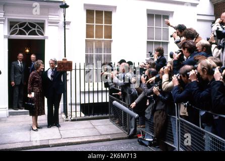 12 giugno 1979, Londra, Inghilterra, Regno Unito: Sir GEOFFREY HOWE presenta il primo bilancio della nuova amministrazione conservatrice. Con la vittoria dei conservatori alle elezioni generali del 1979, il politico britannico divenne Cancelliere dello scacchiere dal 1979 al 1983. Il suo mandato è stato caratterizzato da un ambizioso programma di politiche radicali volte a ripristinare le finanze pubbliche, ridurre l'inflazione e liberalizzare l'economia. Howe, inoltre, è stato vice primo ministro dal 1989 al 1990 sotto il primo ministro Margaret Thatcher. (Credit Image: © Keystone Press Agency/ZUMA Press Wire). Foto Stock