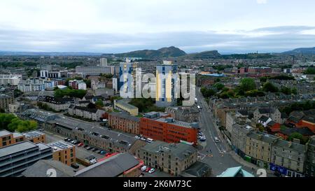 Città di Leith e Edimburgo dall'alto - veduta aerea - EDIMBURGO, SCOZIA - 04 OTTOBRE 2022 Foto Stock