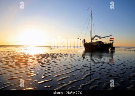 Una classica barca a vela adagiata sulle maree del Mare di Wadden, Olanda Foto Stock