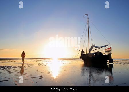 Una classica barca a vela adagiata sulle maree del Mare di Wadden, Olanda Foto Stock
