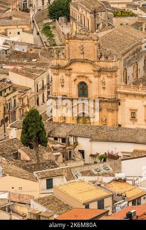 Veduta aerea di una bella chiesa barocca a Scicli Foto Stock