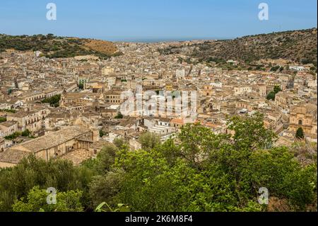 SCICLI, Italia: 09-18-2022: Paesaggio aereo molto ampio di Scicli con splendidi edifici storici in stile barocco Foto Stock