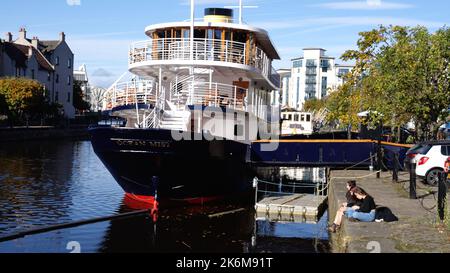 Barca sul fiume Leith a Edimburgo - EDIMBURGO, SCOZIA - 04 OTTOBRE 2022 Foto Stock