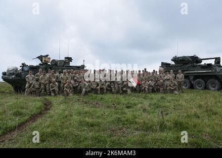 STATI UNITI I soldati, assegnati alla truppa di Palehorse, 4th Squadrone, 2nd Reggimento della cavalleria, posano per una foto di gruppo durante un esercizio di addestramento situazionale presso la Grafenwoehr Training Area del 7th° comando di addestramento dell'esercito, Germania, 13 ottobre 2022. 2Cr fornisce all'ATC 7th una forza letale e agile in grado di schierarsi rapidamente in tutto il teatro europeo per assicurare gli alleati, scoraggiare gli avversari e, quando ordinato, difendere l'alleanza NATO. (STATI UNITI Foto dell'esercito di Markus Rauchenberger) Foto Stock