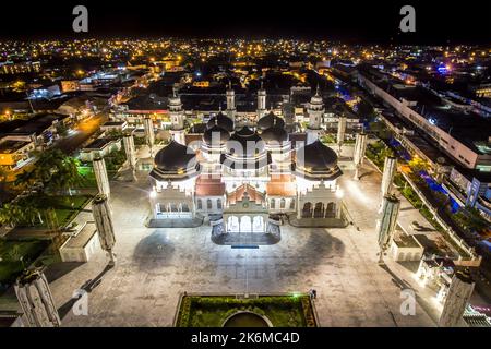 Aceh, Indonesia. Ottobre 14, 2022. Foto aerea della Grande Moschea di Baiturrahman, banda Aceh, a mezzanotte. Foto Stock