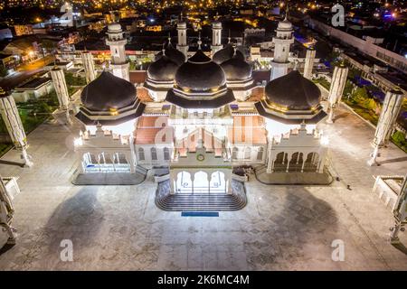 Aceh, Indonesia. Ottobre 14, 2022. Foto aerea della Grande Moschea di Baiturrahman, banda Aceh, a mezzanotte. Foto Stock