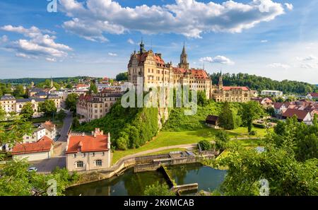 Sigmaringen città di Baden-Wurttemberg, Germania. Vista panoramica del vecchio castello tedesco sulla cima della roccia, punto di riferimento di Schwarzwald. Panorama della città sveva a Dan Foto Stock