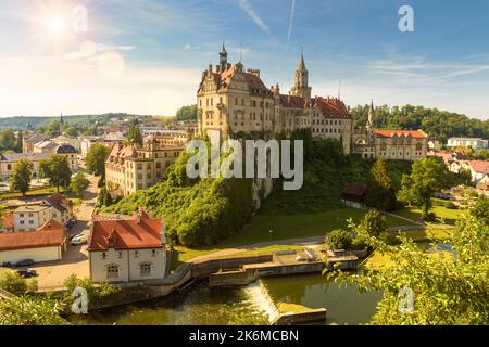 Sigmaringen città di Baden-Wurttemberg, Germania. Vista panoramica e soleggiata del vecchio castello tedesco sulla cima della roccia, punto di riferimento di Schwarzwald. Bel panorama di Svevo Foto Stock