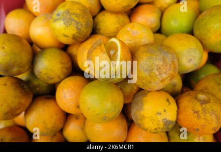 Frutta d'arancia - grandi quantità di frutta d'arancia, frutta d'arancia fresca, frutta d'arancia in un cestino Foto Stock