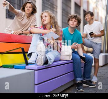 Guy punta la mano a qualcuno in compagnia di amici Foto Stock