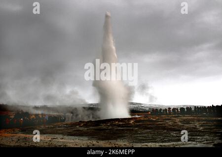 TURISTI A STROKKUR IL GEYSIR ATTIVO NELLA ZONA GEOTERMALE GEYSIR, HAUKADULAR VALLEY, ISLANDA 2018 PIC MIKE WALKER Foto Stock