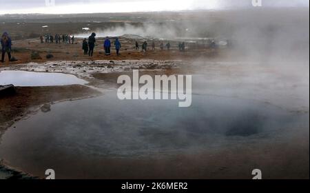 TURISTI A STROKKUR IL GEYSIR ATTIVO NELLA ZONA GEOTERMALE GEYSIR, HAUKADULAR VALLEY, ISLANDA 2018 PIC MIKE WALKER Foto Stock