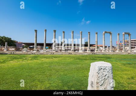 Agora di Smyrna nella città di Izmir, Turchia. Conosciuta anche come l'Agora di İzmir, un antico sito archeologico romano nel centro di Smirne, in Turchia Foto Stock