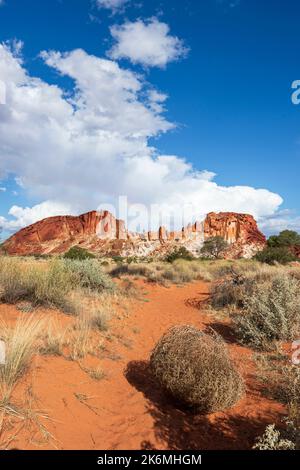 Vista panoramica verticale della Rainbow Valley con un arcobaleno tra le nuvole, una popolare destinazione turistica, Northern Territory, NT, Australia Foto Stock