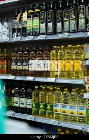 Bottiglie di olio d'oliva al supermercato Foto Stock