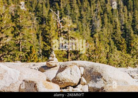 Pietre impilate piramide in montagna, concetto di equilibrio Foto Stock