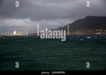 Ponte sospeso lungo 1007 metri Tjeldsund Bridge collega l'isola di Hinnøya con la terraferma nella contea di Troms og Finnmark in Norvegia. Foto Stock