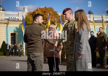 Kiev, Ucraina. 14th Ott 2022. Il presidente ucraino Volodymyr Zelensky partecipa alla cerimonia della Giornata dei difensori dell'Ucraina a Kiev, Ucraina, venerdì 14 ottobre 2022. Zelensky ha promesso la vittoria sulla Russia e la libertà per l'Ucraina. Foto del Presidente ucraino Ufficio Stampa/UPI Credit: UPI/Alamy Live News Foto Stock