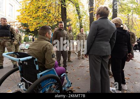 Kiev, Ucraina. 14th Ott 2022. Il presidente ucraino Volodymyr Zelensky partecipa alla cerimonia della Giornata dei difensori dell'Ucraina a Kiev, Ucraina, venerdì 14 ottobre 2022. Zelensky ha promesso la vittoria sulla Russia e la libertà per l'Ucraina. Foto del Presidente ucraino Ufficio Stampa/UPI Credit: UPI/Alamy Live News Foto Stock