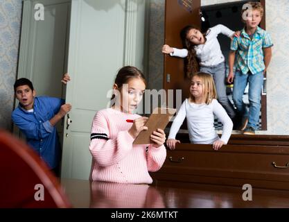 I bambini stanno cercando di trovare una via d'uscita dalla camera di ricerca Foto Stock