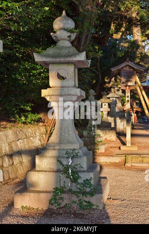 Fila di lanterne di pietra sacrario Kashima Giappone Foto Stock