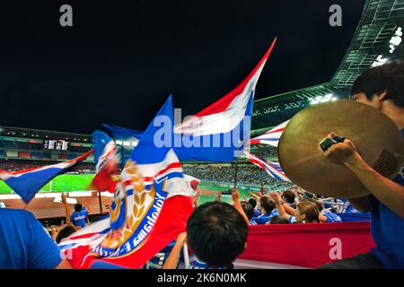 Gli appassionati di calcio celebrano un gol, allietando e sventolando gli appartamenti al Nissan Stadium di Yokohama, Giappone Foto Stock