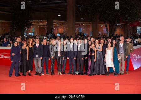 Roma, Italia. 14th Ott 2022. Cast partecipa al tappeto rosso di 'Romulus II' durante la seconda sera della diciassettesima edizione di Rome Film Fest (Foto di Matteo Nardone/Pacific Press) Credit: Pacific Press Media Production Corp./Alamy Live News Foto Stock