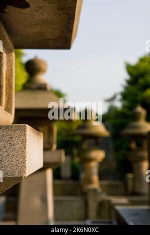 Lanterna di pietra cimitero Tokyo Giappone Foto Stock