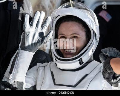 Jacksonville, Stati Uniti. 14th Ott 2022. L'astronauta dell'ESA Samantha Cristoforetti ondeggia mentre è aiutata dalla navicella spaziale SpaceX Crew Dragon Freedom dopo il ritorno dalla Stazione spaziale Internazionale che atterra nell'Oceano Atlantico, 14 ottobre 2022 al largo della costa di Jacksonville, Florida. Credit: Bill Ingalls/NASA/Alamy Live News Foto Stock