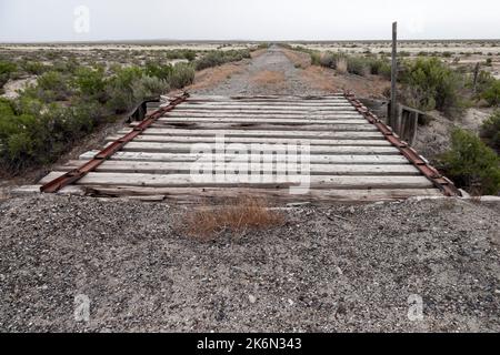 Un traliccio ferroviario che attraversa un piccolo torrente vicino a Terrace, la stazione di manutenzione e riparazione per la Divisione Salt Lake della Ferrovia Centrale del Pacifico Foto Stock