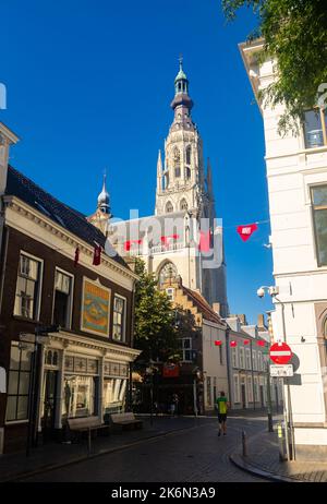 Campanile di Grande chiesa di nostra Signora visto da piazza Grote Markt a Breda, Paesi Bassi Foto Stock