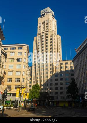 Anversa, Belgio - 06 agosto 2022: Boerentoren ufficialmente KBC Tower è un edificio storico alto ad Anversa Foto Stock