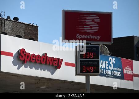 New York, Stati Uniti. 14th Ott 2022. I prezzi del gas sono esposti presso una stazione di rifornimento nel Queens borough di New York City, NY, 14 ottobre 2022. Si prevede che i prezzi del gas, che sono scesi negli ultimi tre mesi, aumenteranno in quanto l'OPEC ha affermato che ridurrebbe la vecchia produzione di 2 milioni di barili al giorno. (Foto di Anthony Behar/Sipa USA) Credit: Sipa USA/Alamy Live News Foto Stock