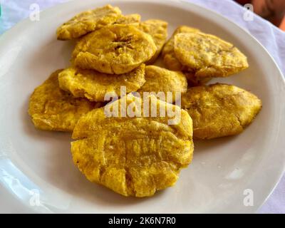 Cibo caraibico, fette di banana fritto Foto Stock